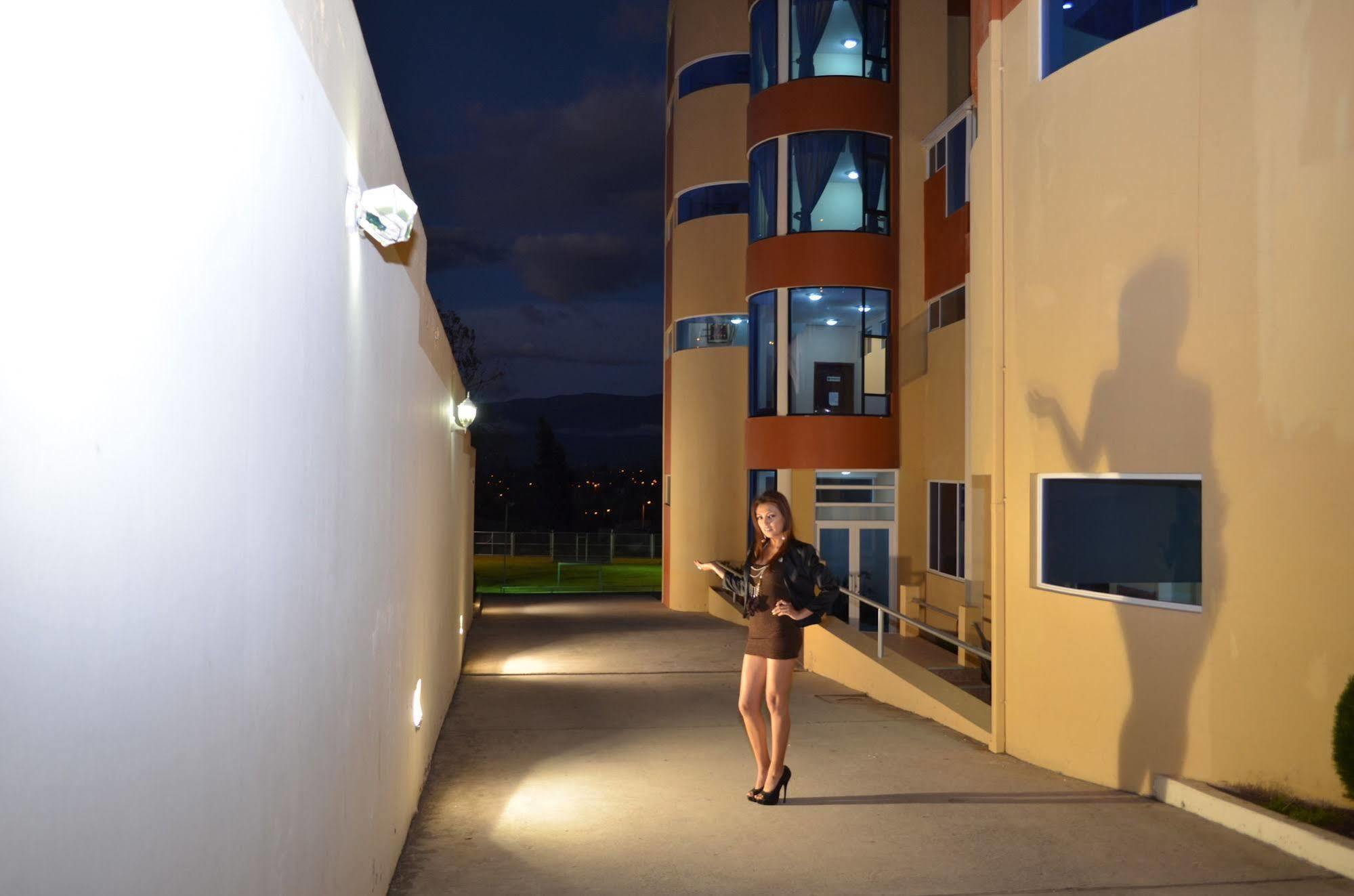 Hotel Versailles Ambato Bagian luar foto