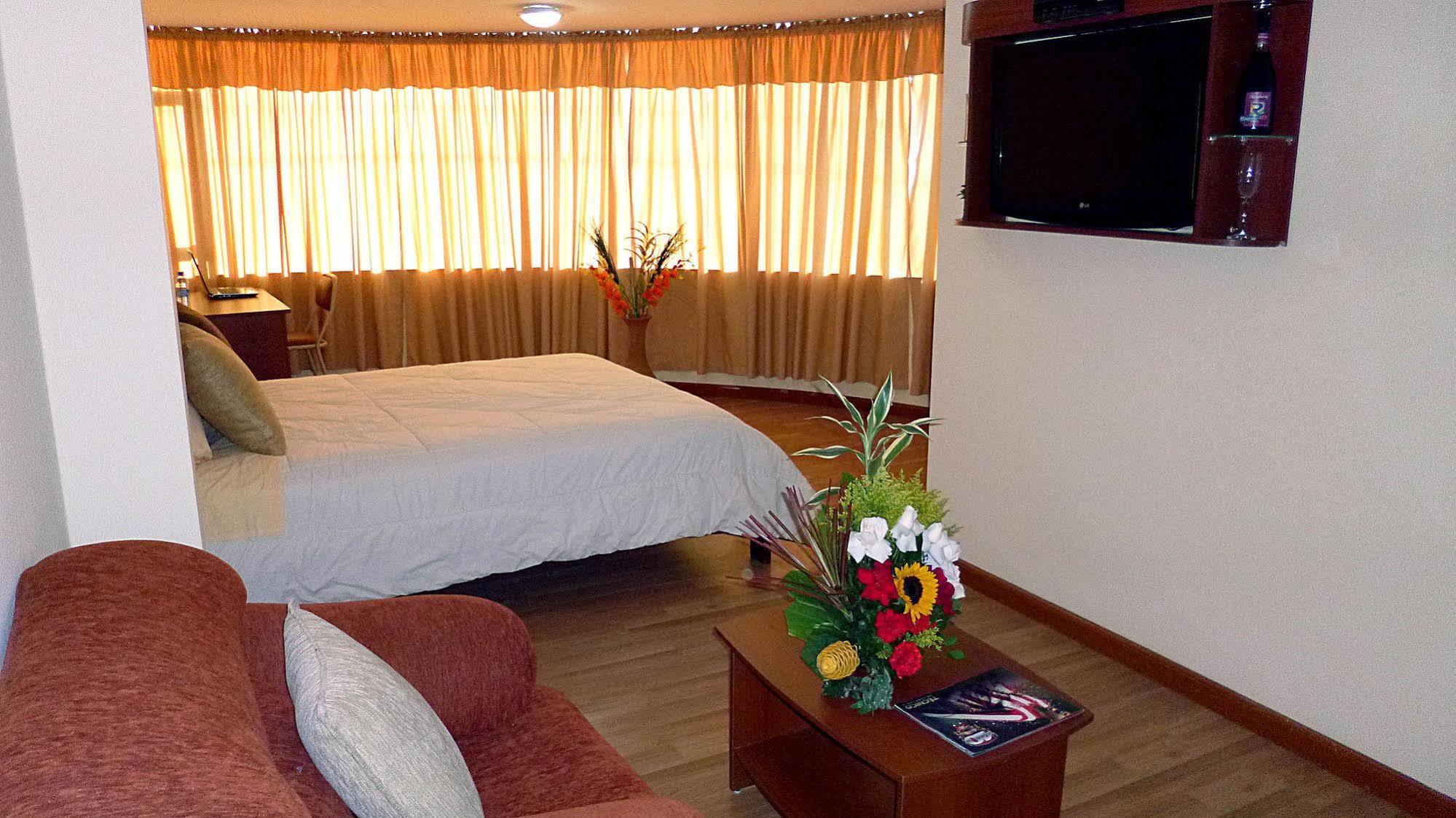 Hotel Versailles Ambato Bagian luar foto